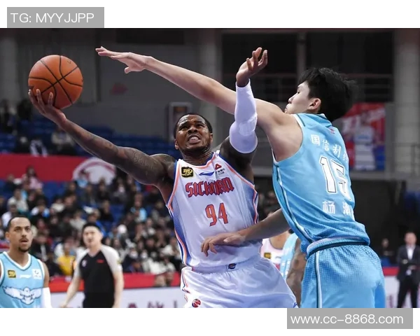 杨瀚森对裁判频频抱怨但CBA中的明显犯规为何不被吹罚